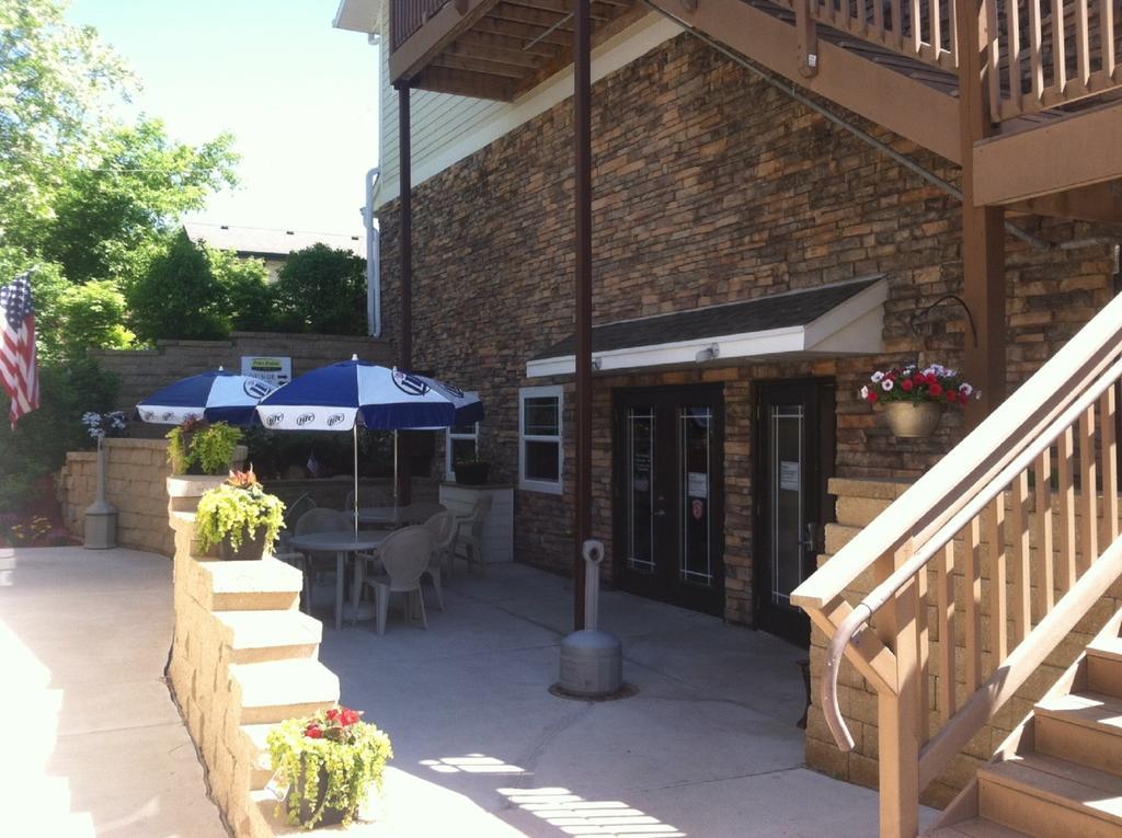 Price Pointe Inn Waukesha Esterno foto