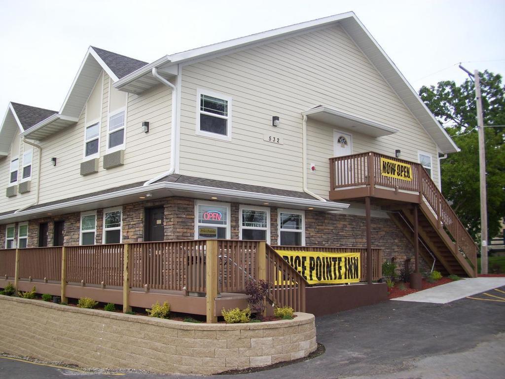 Price Pointe Inn Waukesha Esterno foto