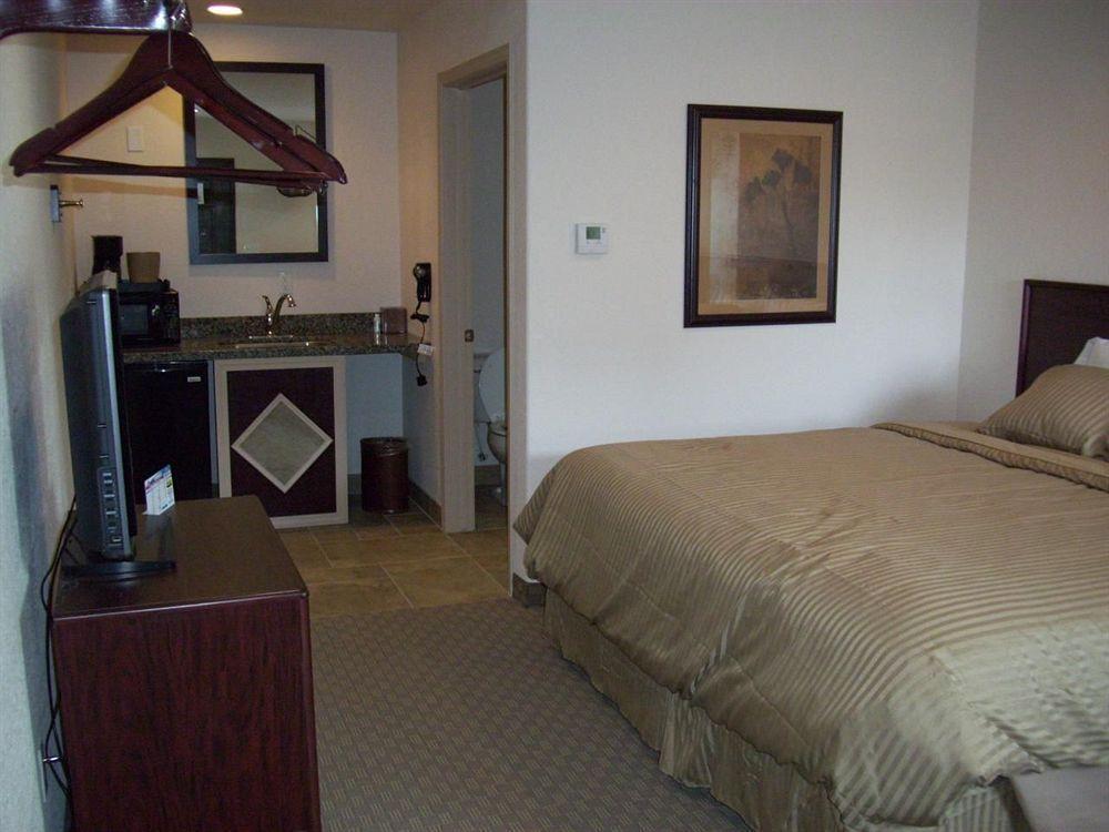 Price Pointe Inn Waukesha Esterno foto