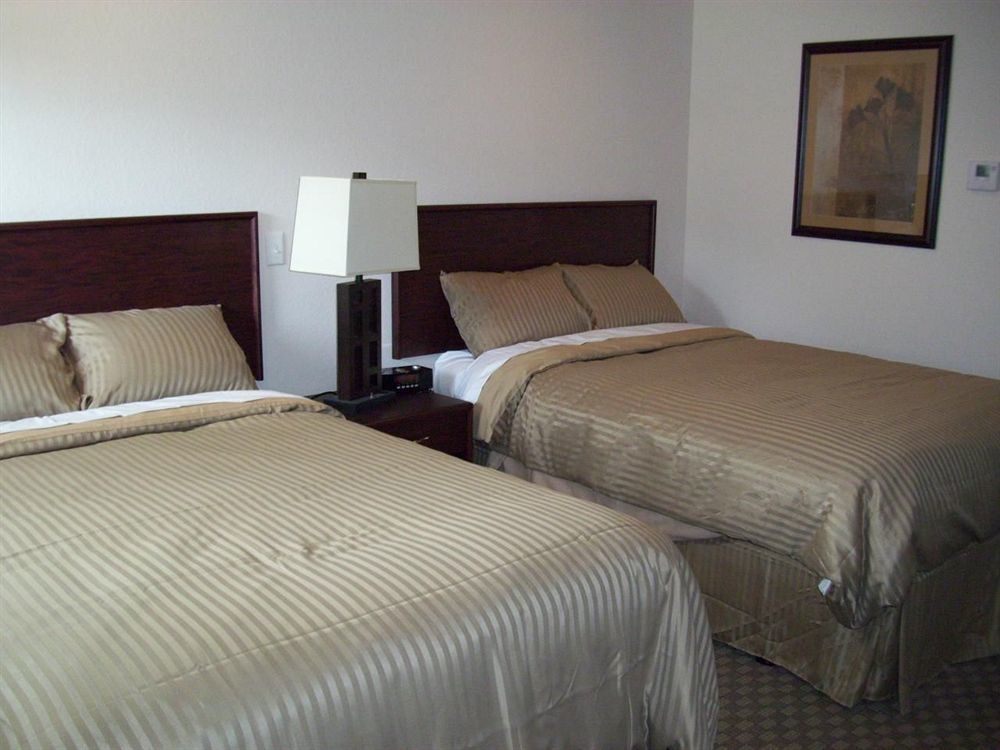 Price Pointe Inn Waukesha Esterno foto
