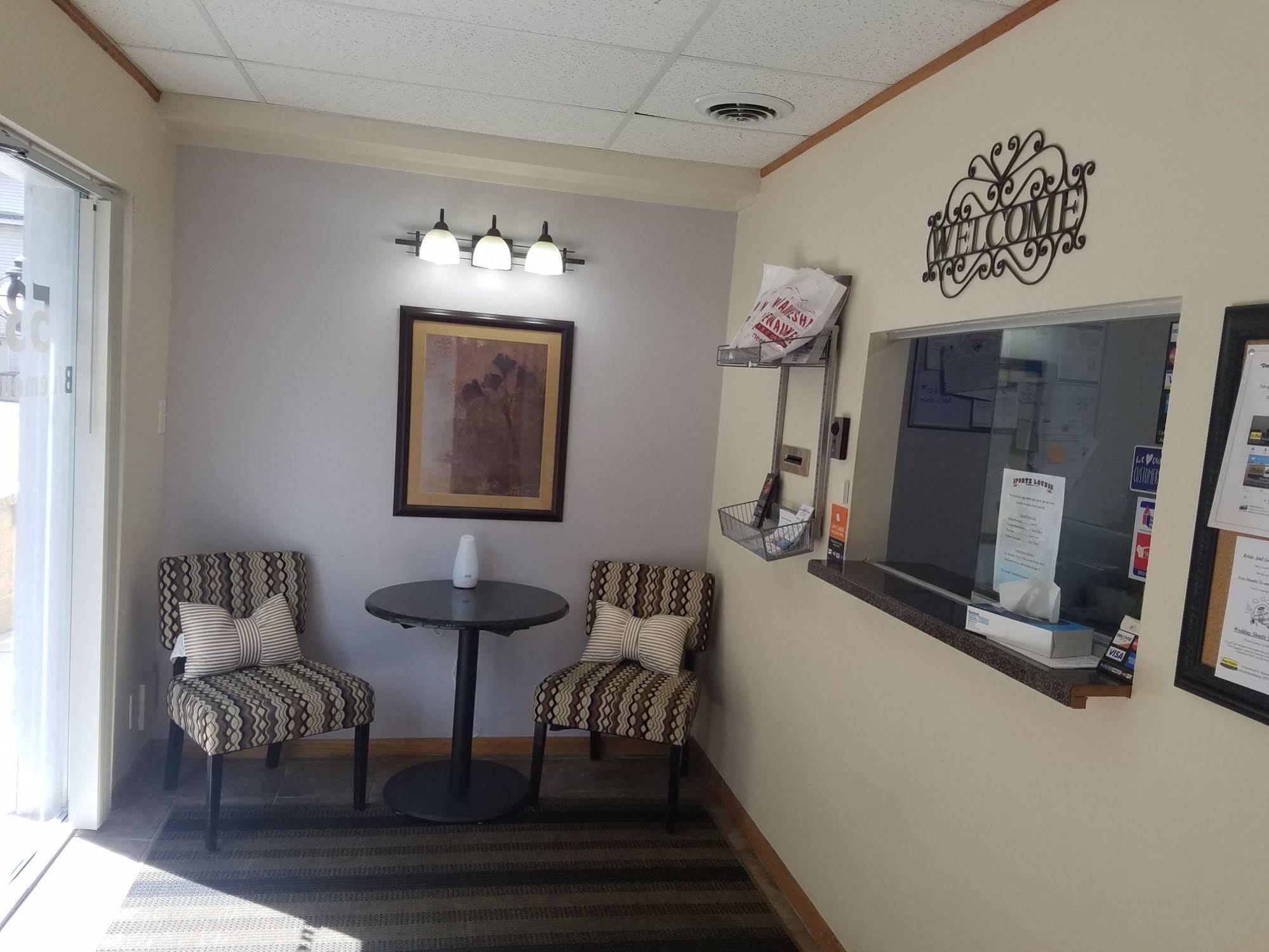 Price Pointe Inn Waukesha Esterno foto