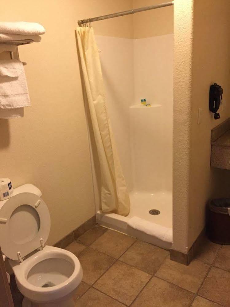 Price Pointe Inn Waukesha Esterno foto