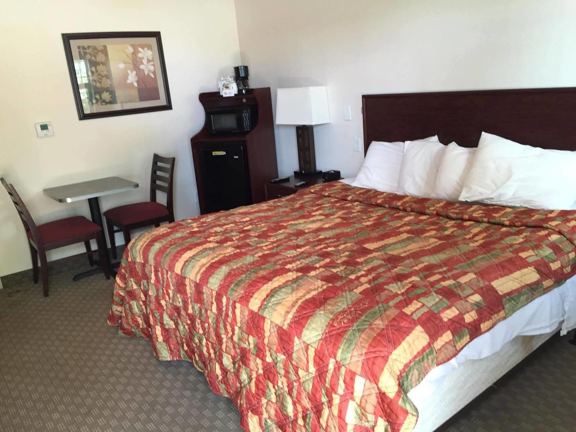 Price Pointe Inn Waukesha Esterno foto