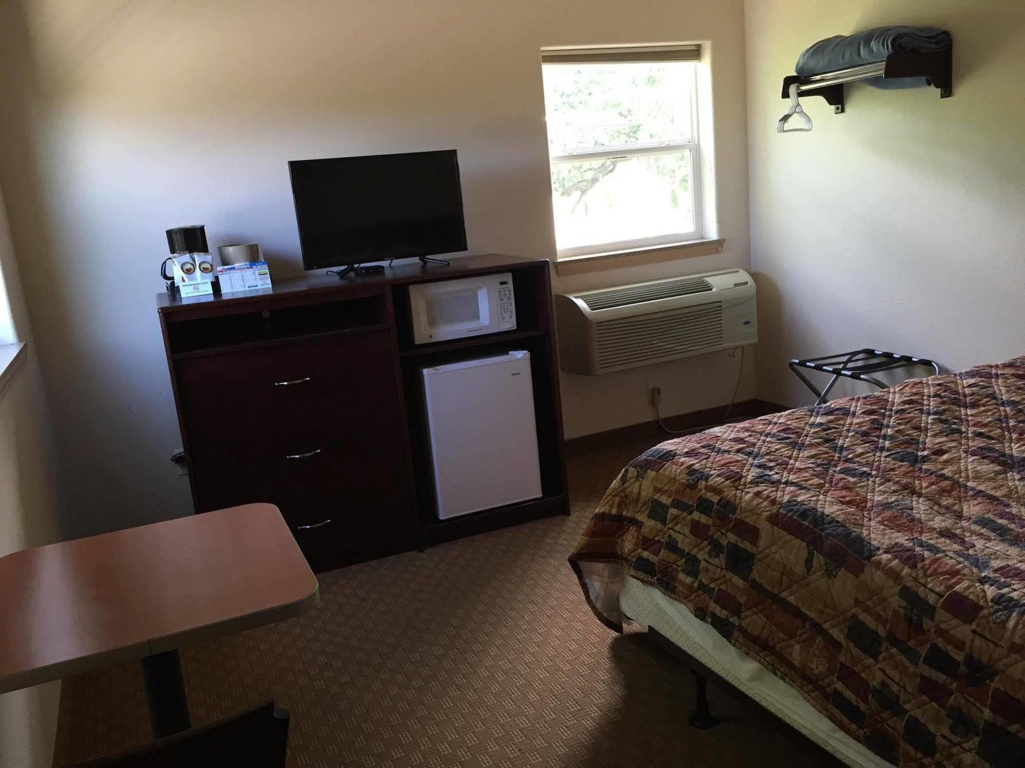Price Pointe Inn Waukesha Esterno foto