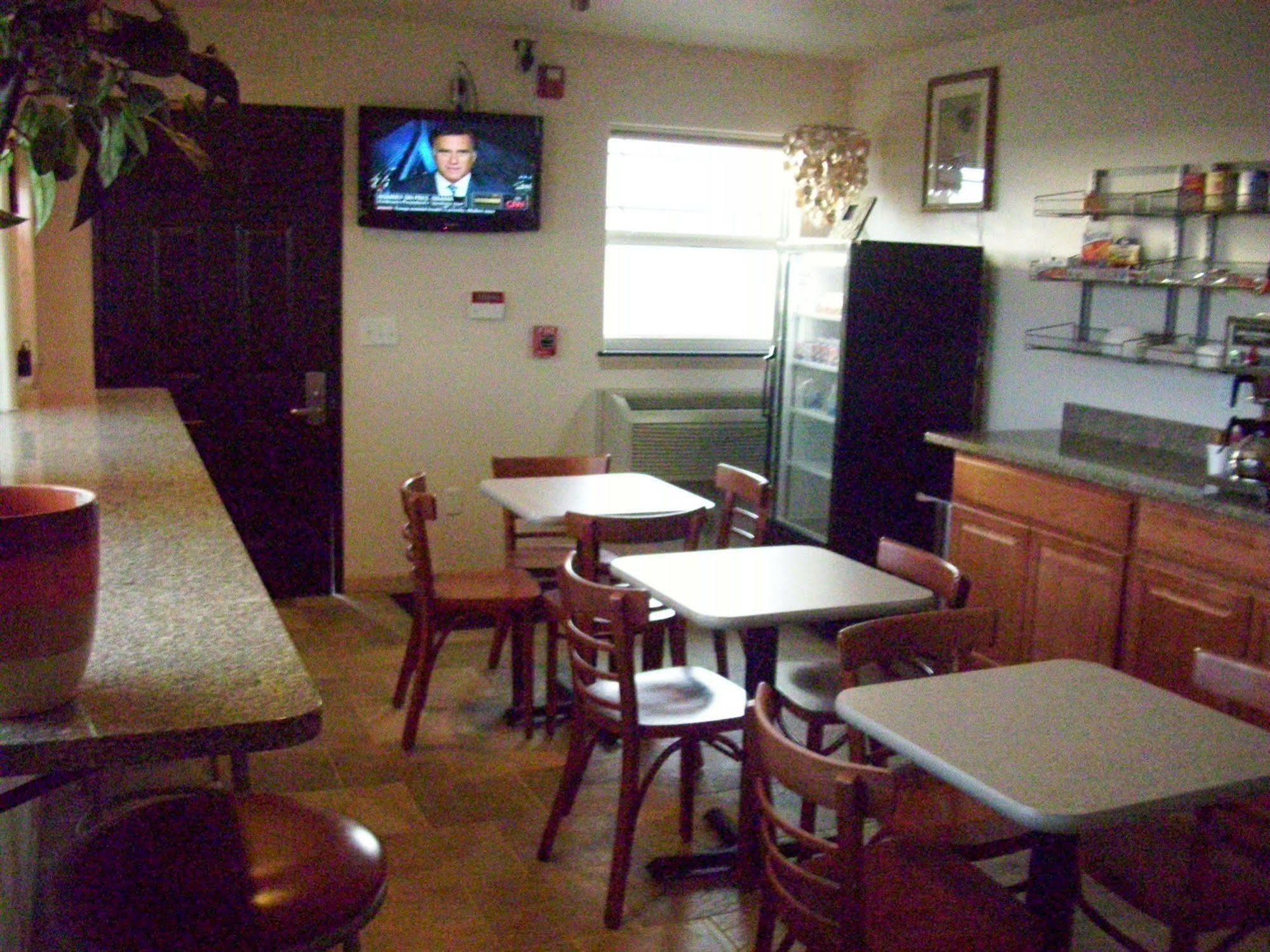 Price Pointe Inn Waukesha Esterno foto