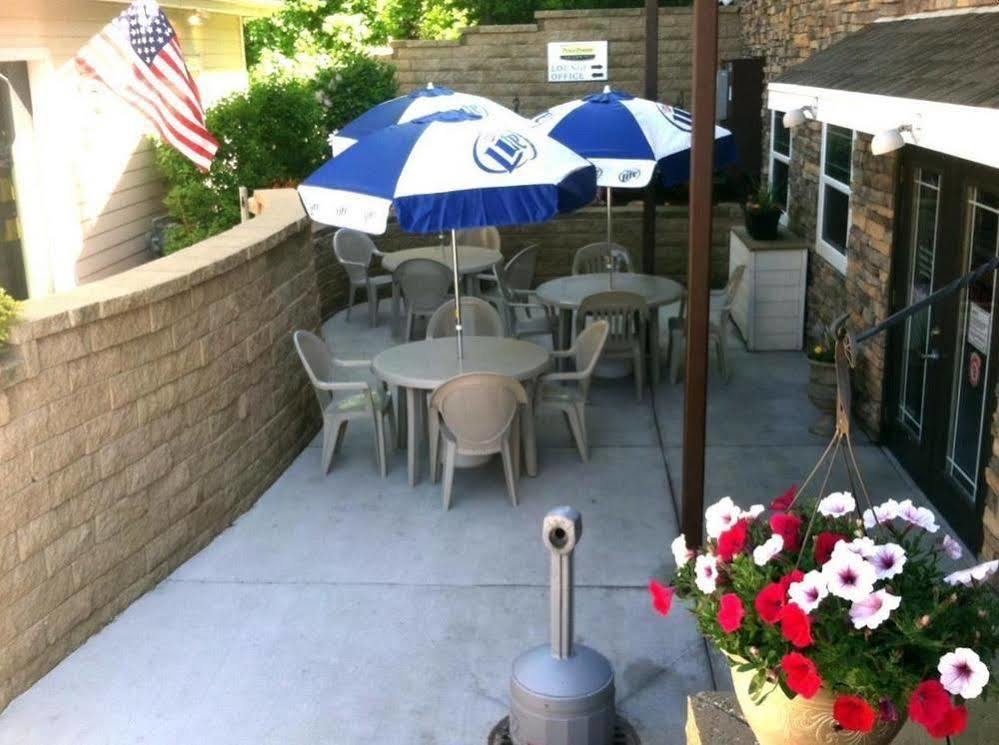 Price Pointe Inn Waukesha Esterno foto